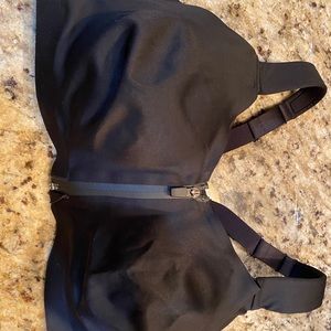 VS Incredible Knockout Sports Bra NWOT